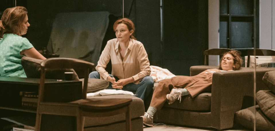 Crítica: Les tres germanes - Teatre Lliure Crítica: Les tres germanes - Teatre Lliure