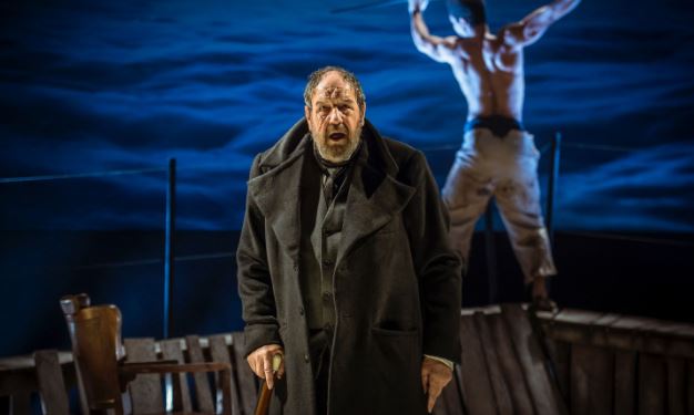 Crítica: Moby Dick - Josep Maria Pou se convierte en un enorme capitán Ahab Crítica: Moby Dick - Josep Maria Pou se convierte en un enorme capitán Ahab