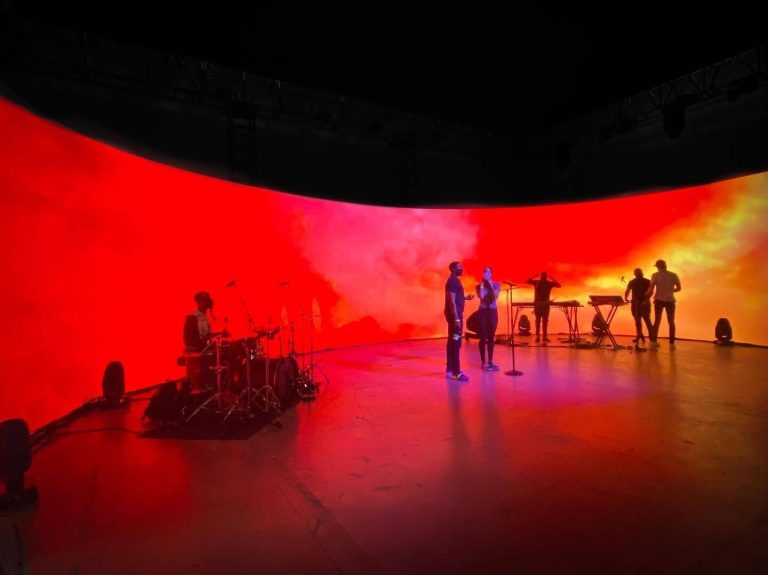 XR Stage 2024: música i art al centre IDEAL de Barcelona