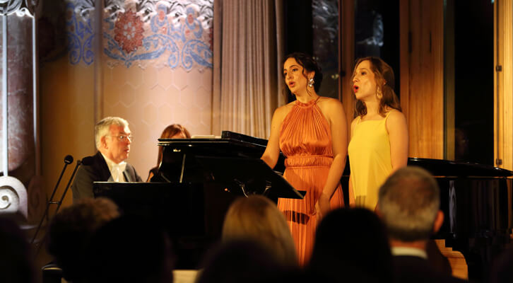 Life Victoria 25 26 Mas Salom Morais operaactual (1)